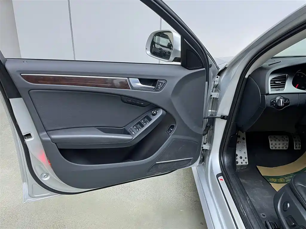 Audi A4L 2012 2.0 TFSI Automatic Technology фото 12