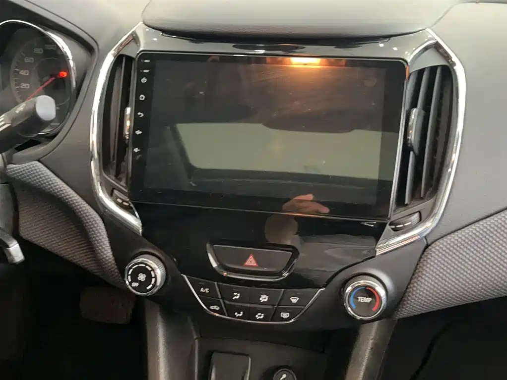 Chevrolet Cruze 2018 320 Automatic Pioneer Sunroof Edition фото 2