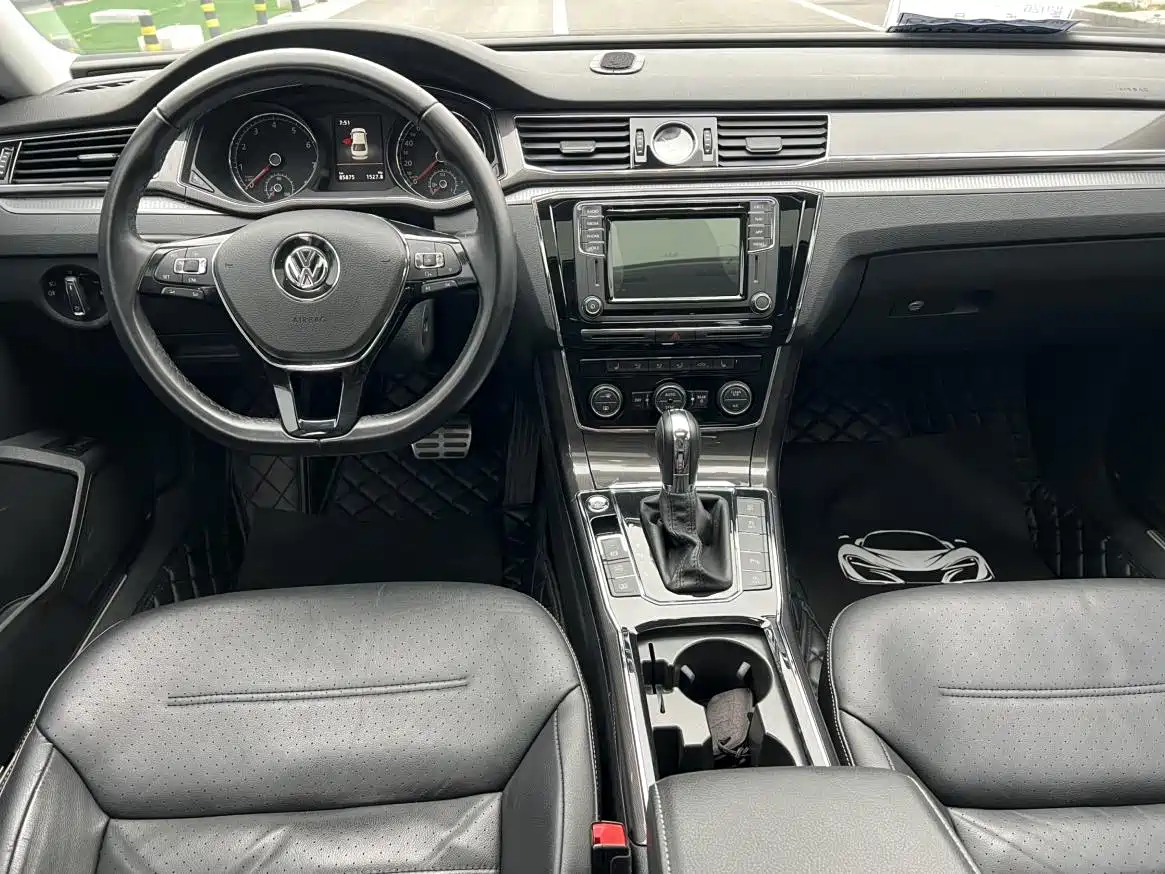 Volkswagen Passat 2017 330TSI DSG Luxury фото 4