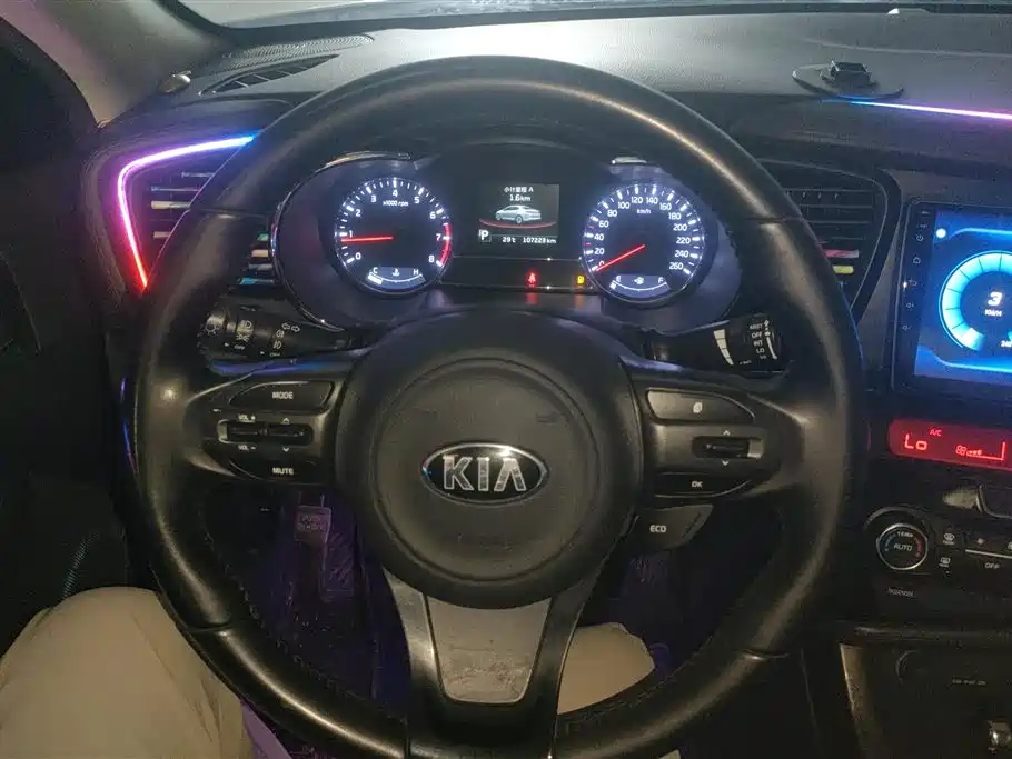 Kia K5 2015 2.0L Automatic LUX фото 15
