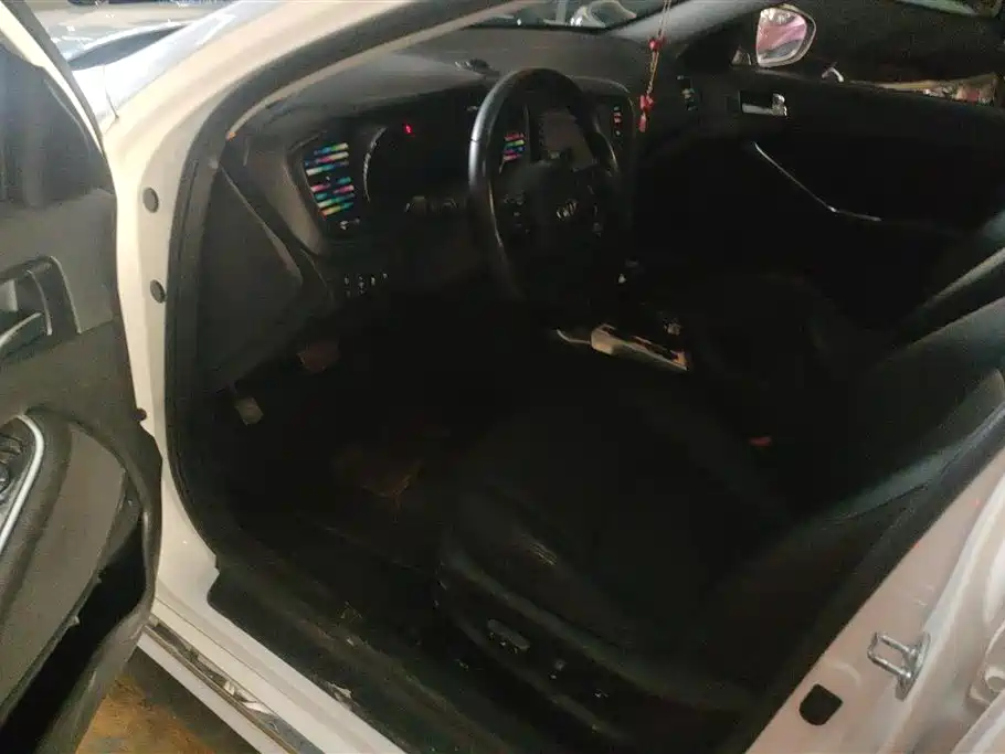 Kia K5 2015 2.0L Automatic LUX фото 9