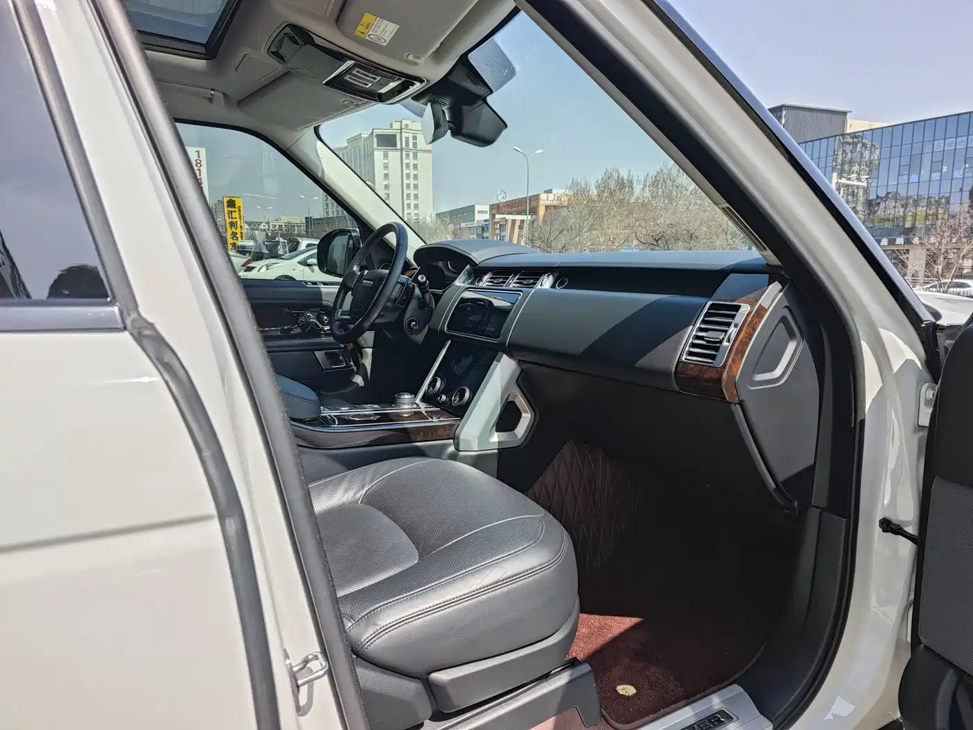 Land Rover Range Rover 2020 3.0 L6 Heritage Extended Edition фото 10