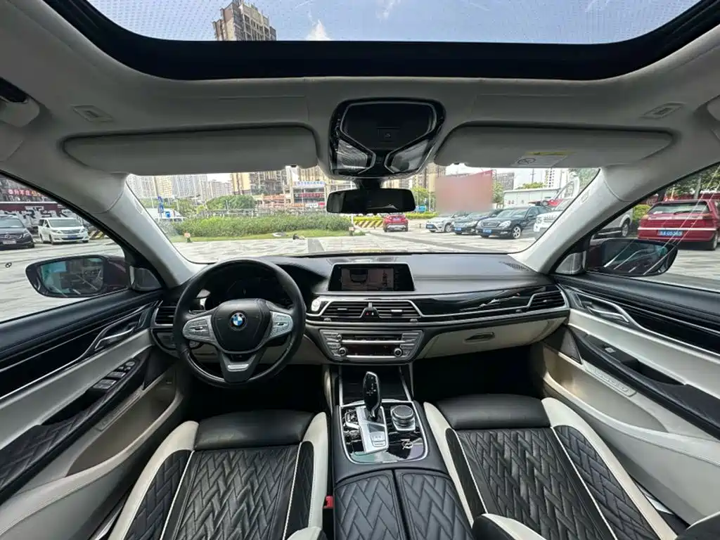 Photo 15 - BMW 7 Series