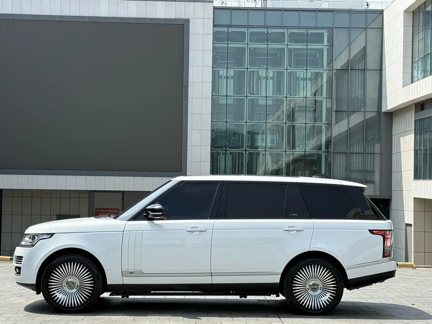 Land Rover Range Rover 2015 3.0 TDV6 Hybrid Vogue SE Genesis Extended фото 3