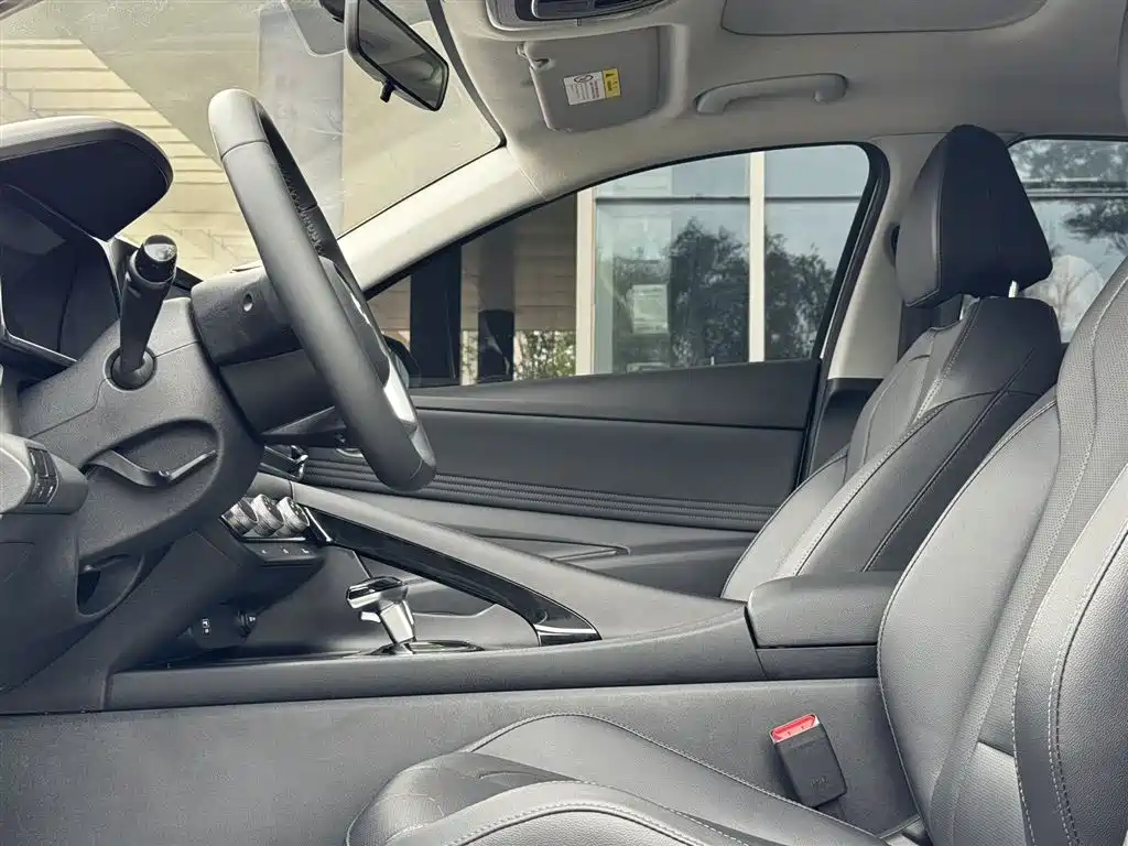 Hyundai Elantra 2023 1.5L CVT GLX Elite Edition фото 4