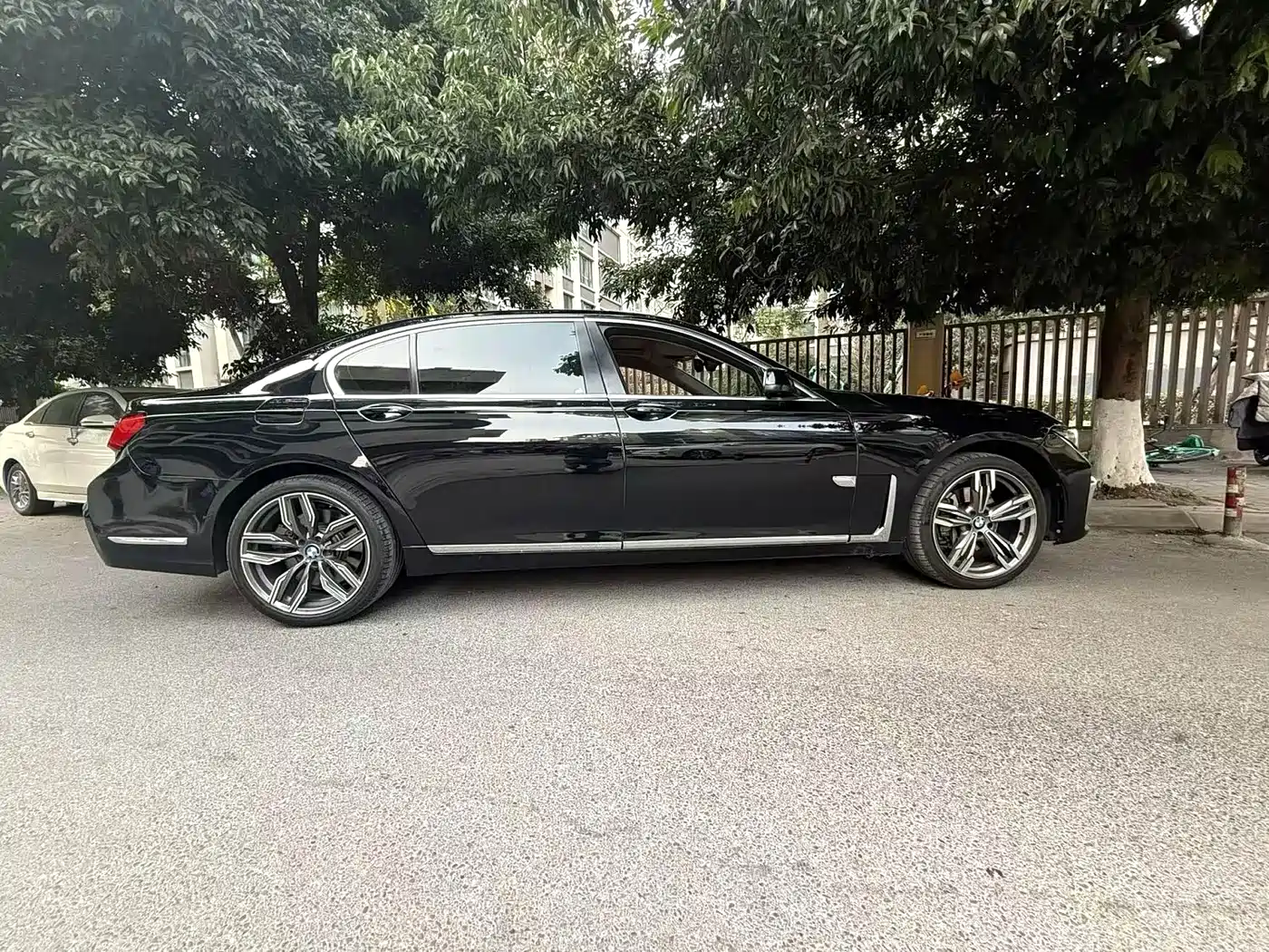 BMW 7 Series 2011 750Li xDrive фото 2