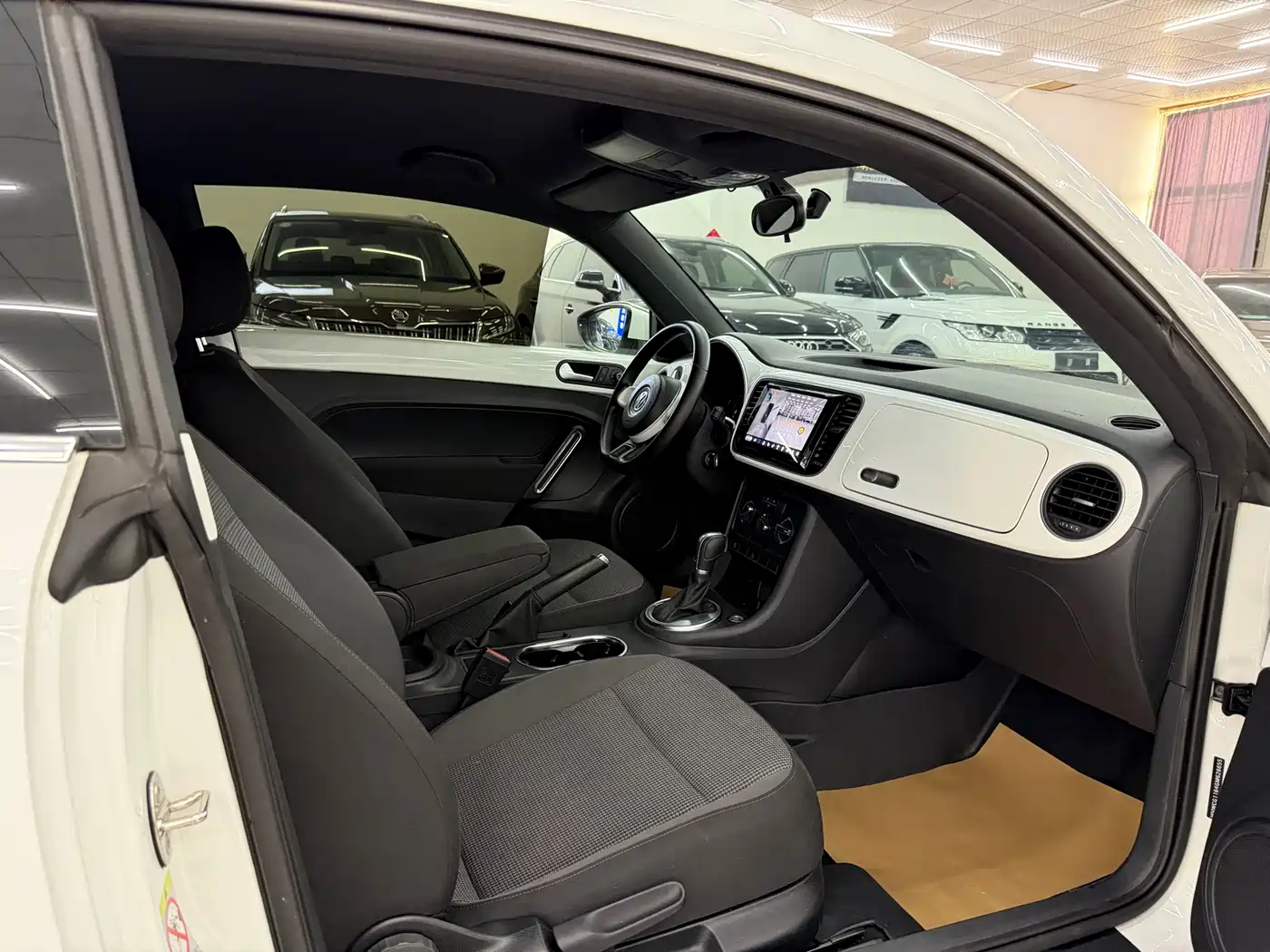 Volkswagen Beetle 2016 Model 180TSI Club Edition фото 6