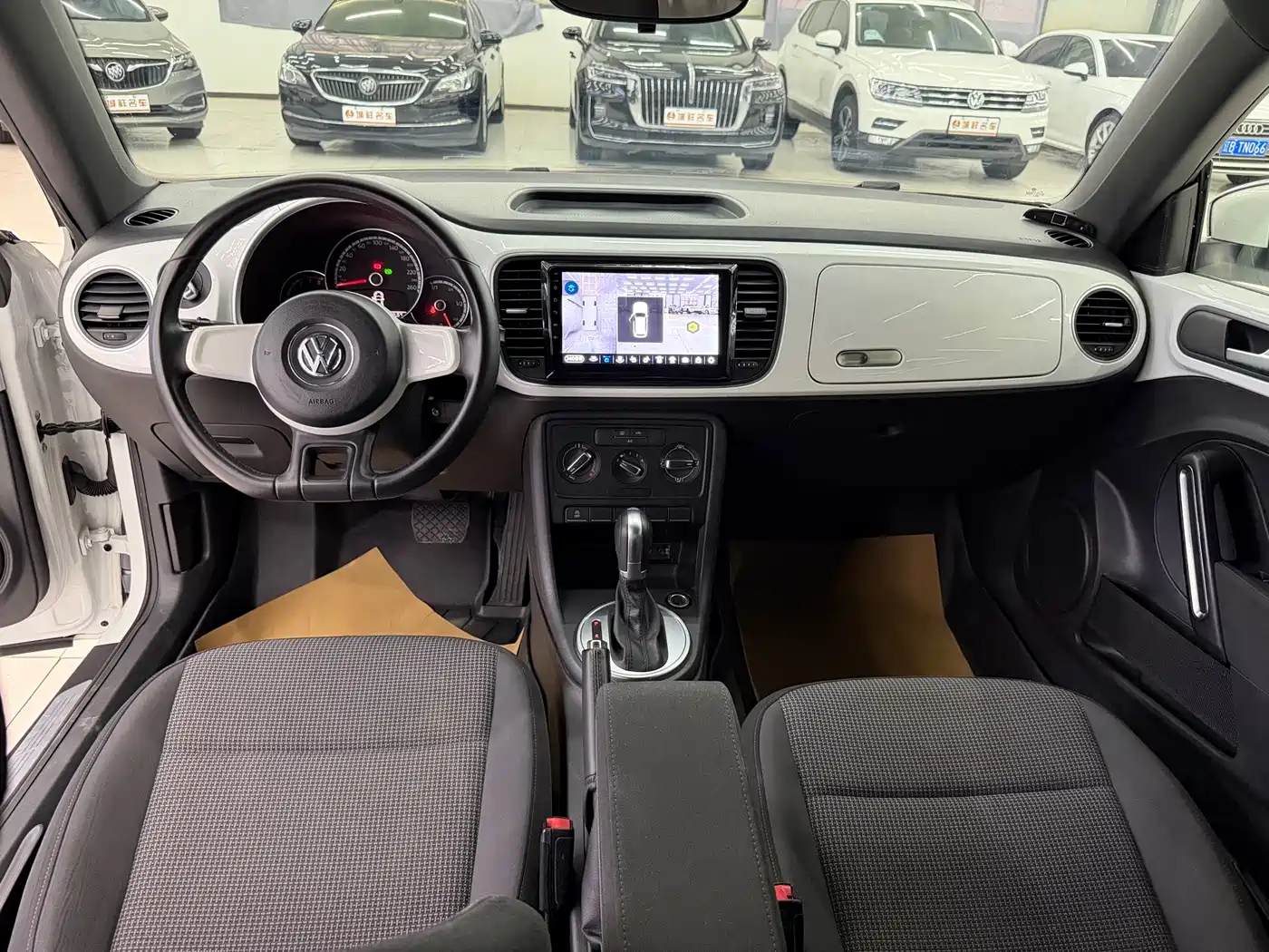 Volkswagen Beetle 2016 Model 180TSI Club Edition фото 5