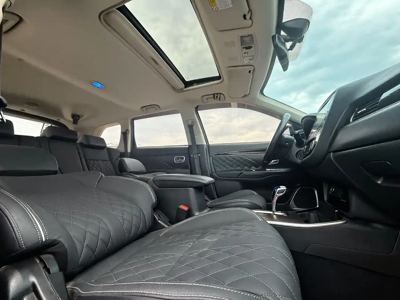 MITSUBISHI OUTLANDER