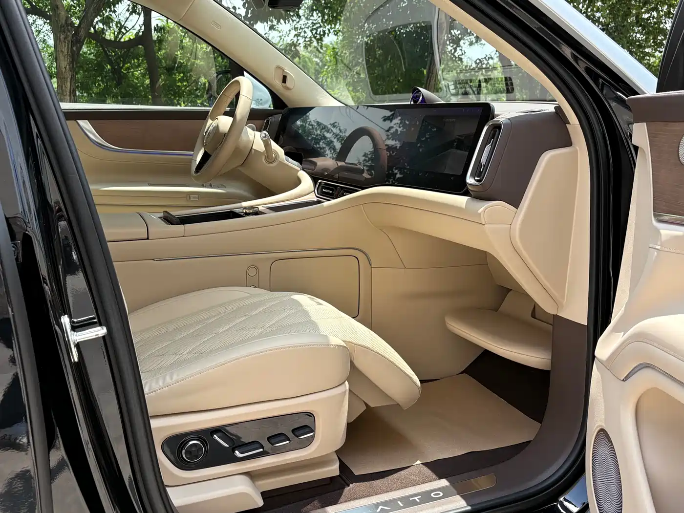 AITO Wenjie AITO M9 2024 Extended Range Ultra 42kWh 6-Seater фото 10