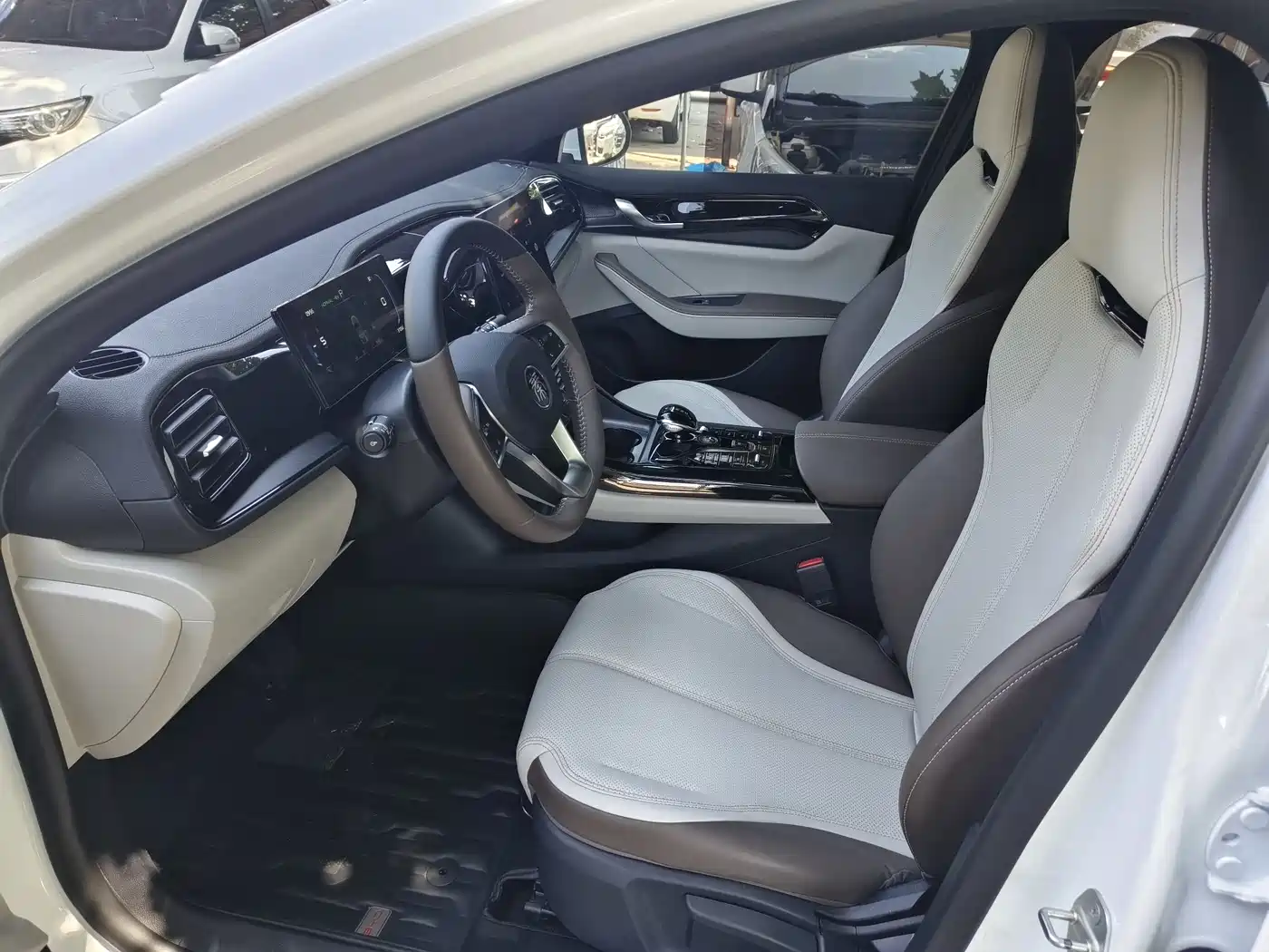 BYD Qin PLUS 2024 Glory Edition DM-i 55KM Leading фото 4