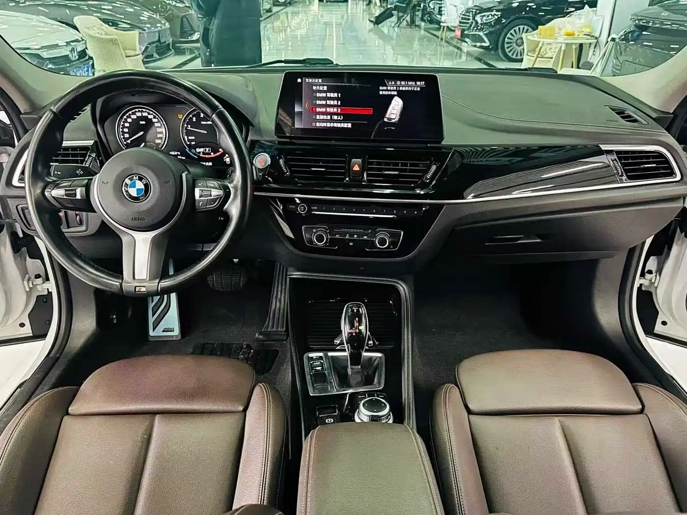 BMW 1 Series 2022 120i M Sport Shadow Edition фото 8