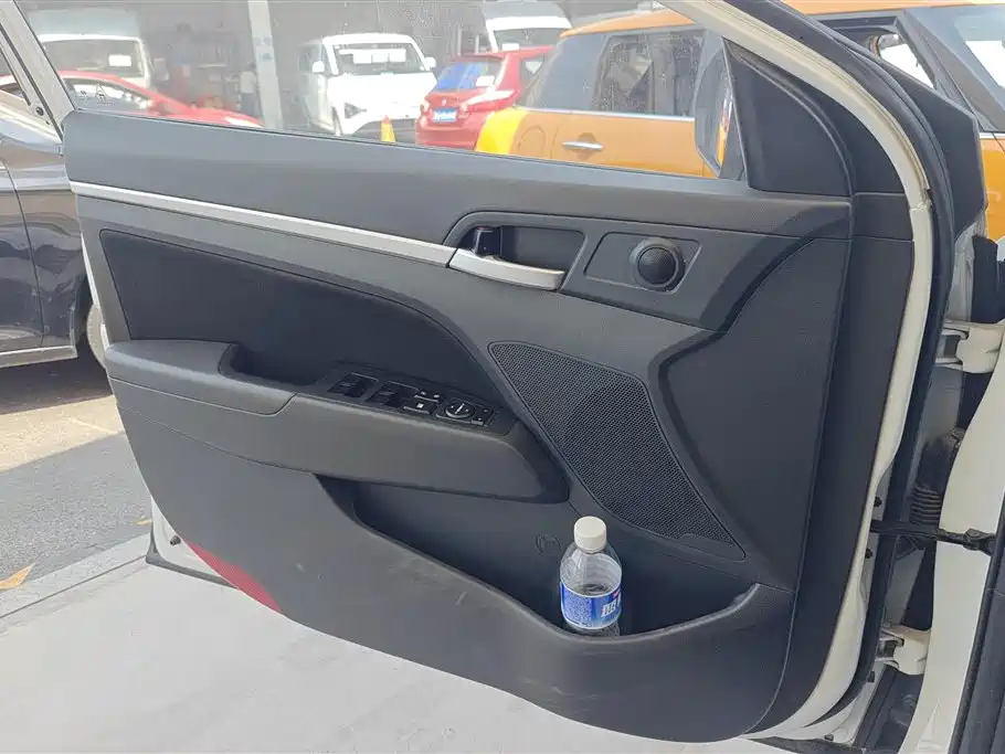 Hyundai Elantra 2016 1.6L Manual Smart·Youth Edition фото 7