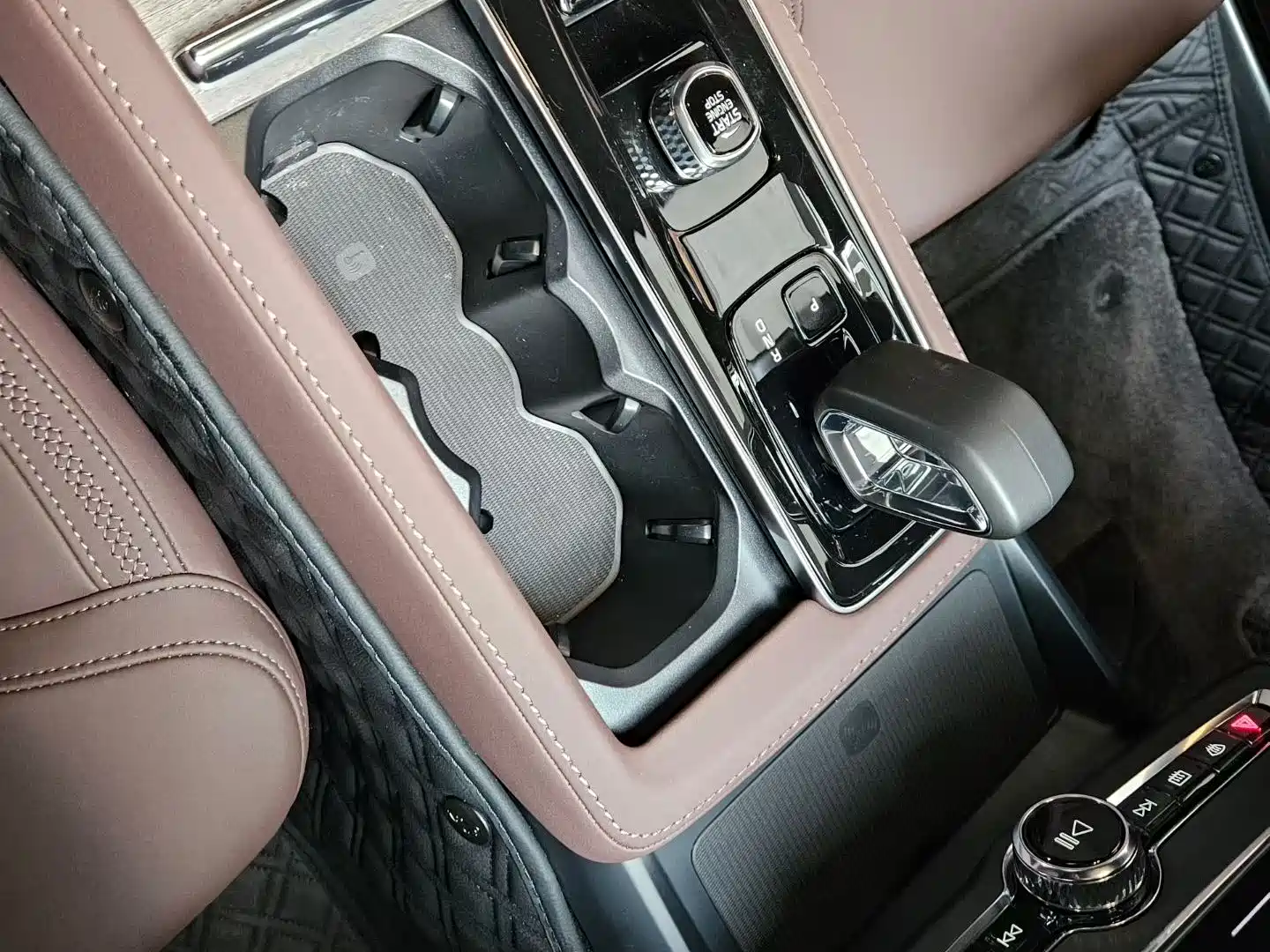 Photo 6 - Volvo S90