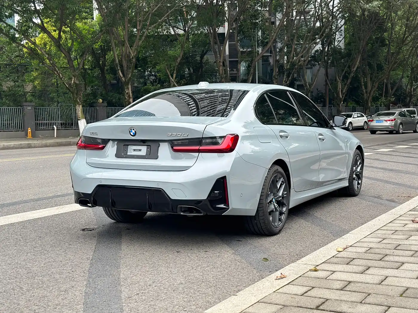 BMW 3 Series 2026 330Li M Sport Shadowline Package фото 16