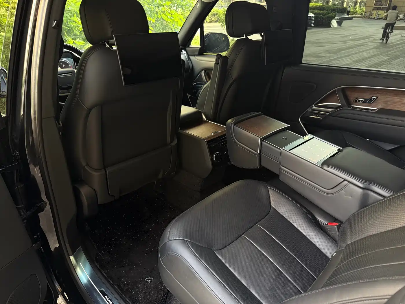 Land Rover Range Rover 2024 3.0 L6 400PS Genesis Extended фото 11