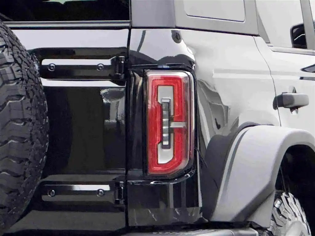 Photo 6 - Ford Bronco