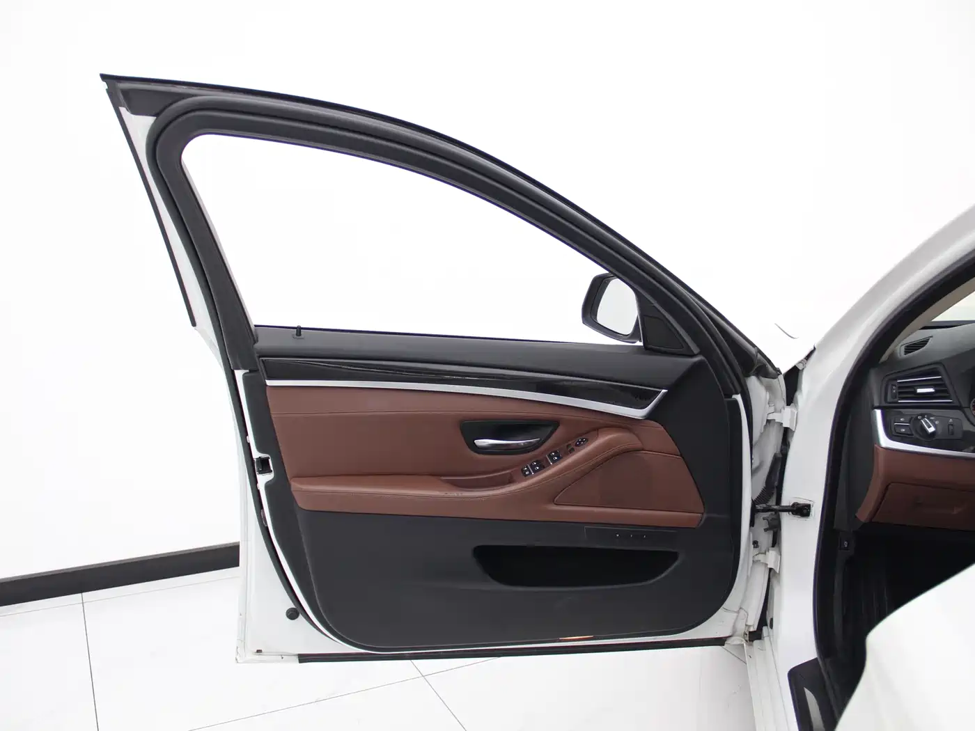 BMW 5 Series 2013 535Li Leadership фото 12