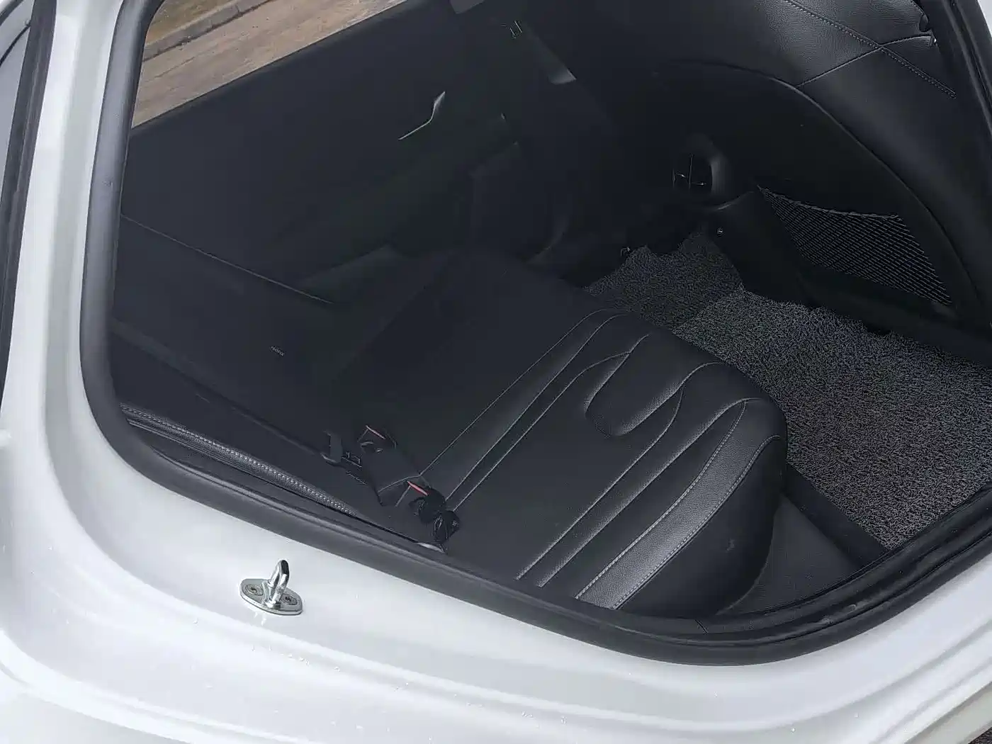 Фото 6 - Hyundai Elantra