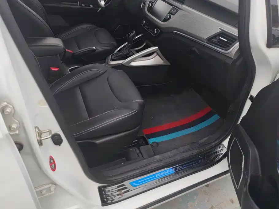 Фото 8 - Geely Vision X3