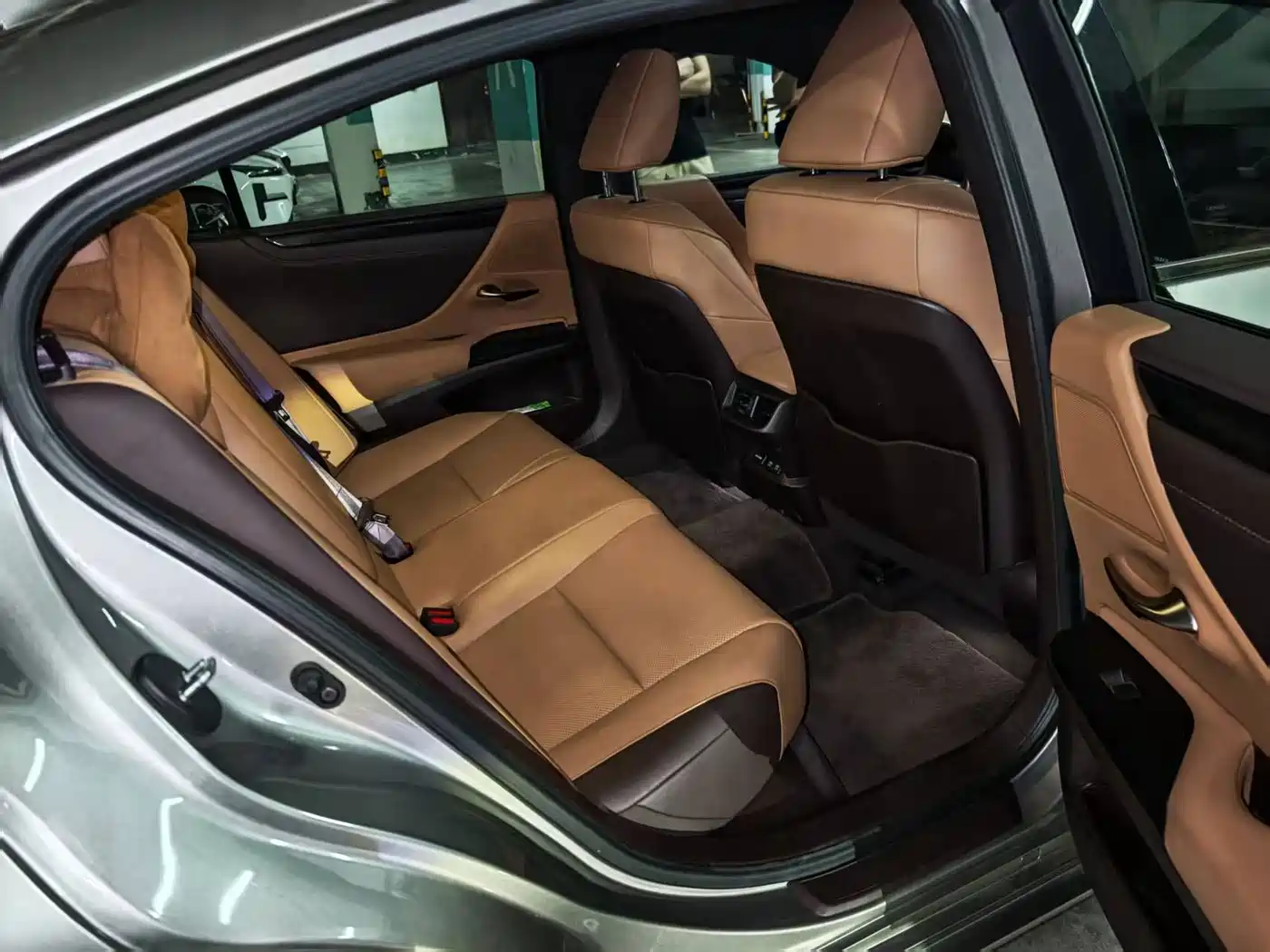 Photo 7 - Lexus ES
