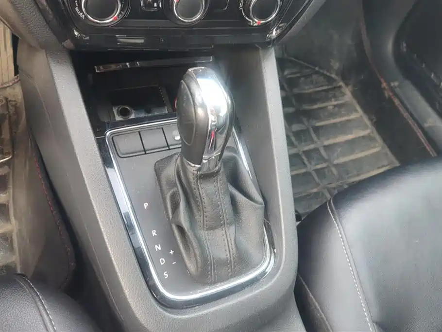 Volkswagen Sagitar 2015 1.6L Automatic Comfort фото 16