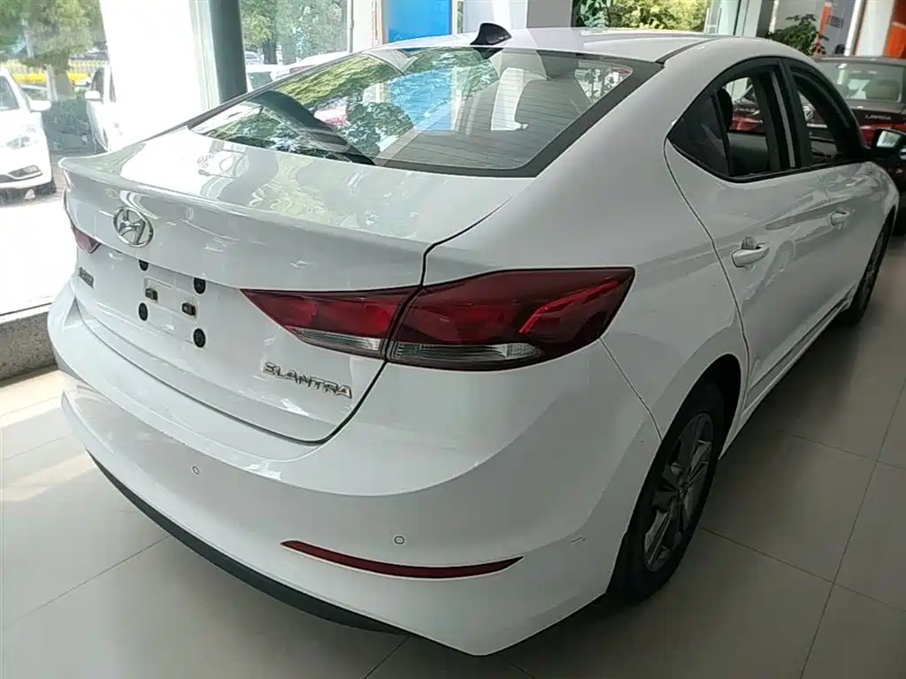 Hyundai Elantra 2016 1.6L Manual Smart & Vibrant Model фото 7