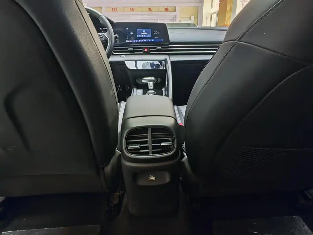 Hyundai Elantra 2022 1.5L CVT LUX Premium Edition фото 20