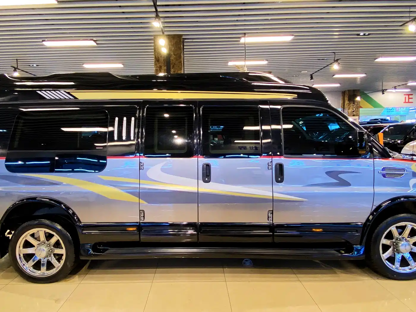GMC Savana 2015 6.0L G600L Elegance Edition фото 4