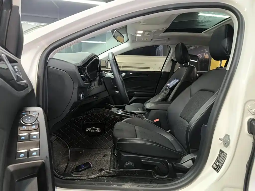 Ford Focus 2022 2021 Hatchback EcoBoost 180 Auto Trend