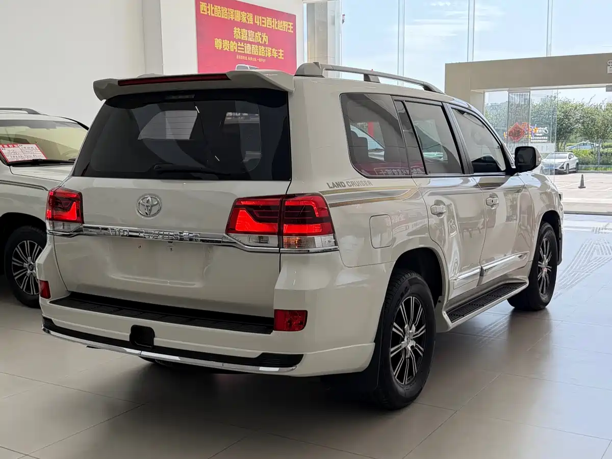 Toyota Land Cruiser (Import) 2015 4.0L V6 Middle East Limited Edition фото 16