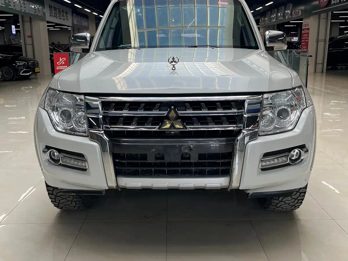 Mitsubishi Pajero (Import) 2018 3.0L Automatic Comfort Version фото 2