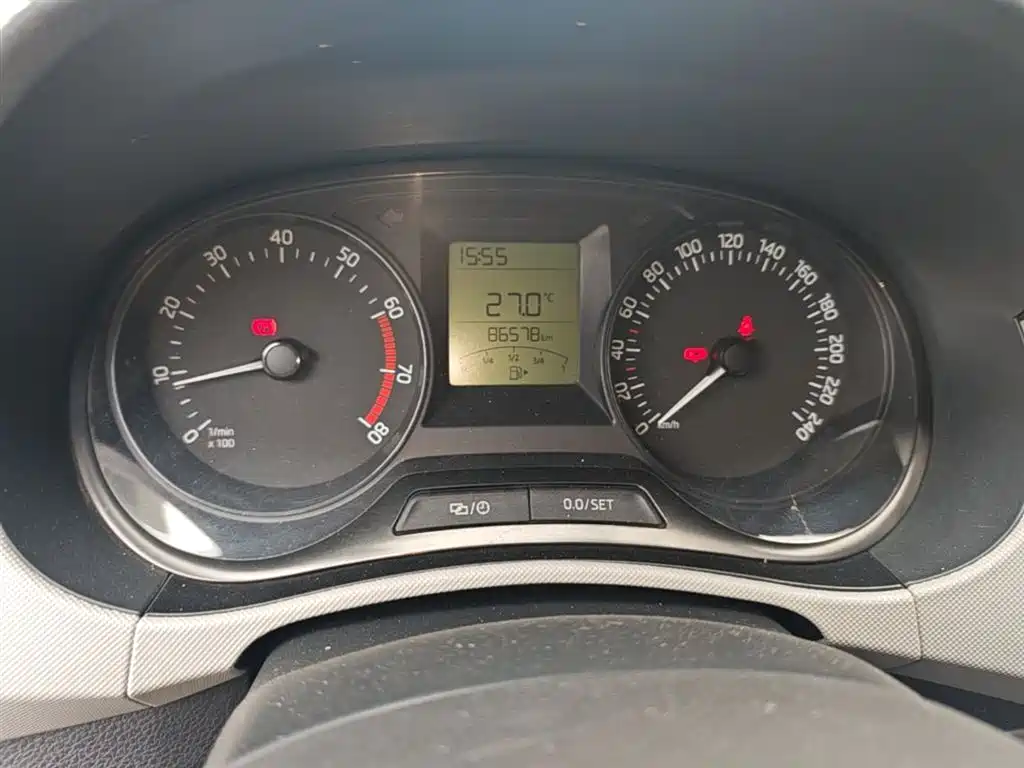 Škoda Fabia 2015 1.4L Manual Advance Edition фото 12