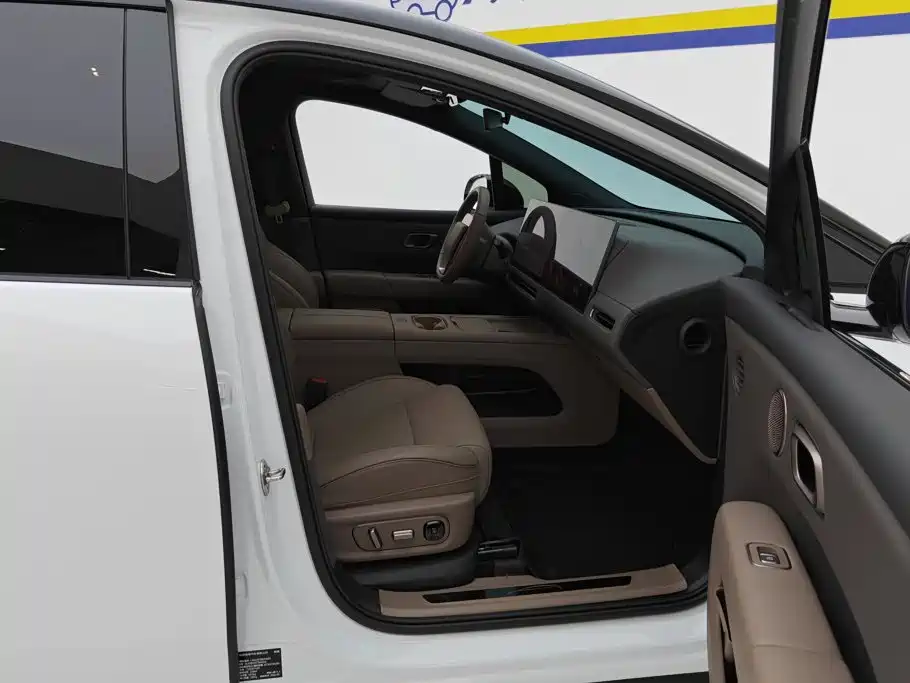 Фото 8 - Li Auto i6