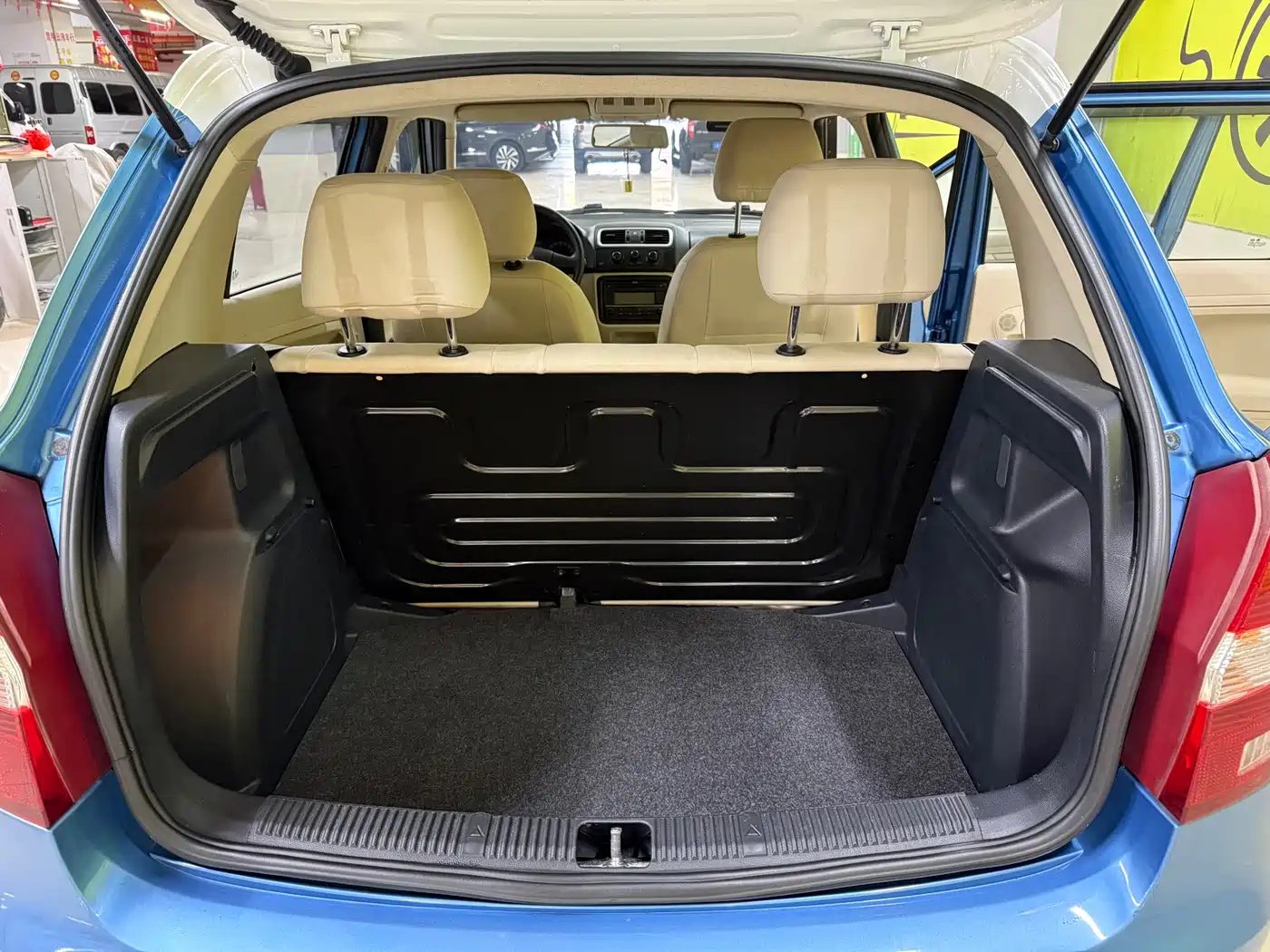 Škoda Fabia 2009 Model 1.4L Automatic JingZhi Edition фото 9