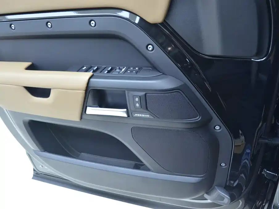 Photo 6 - Land Rover Defender