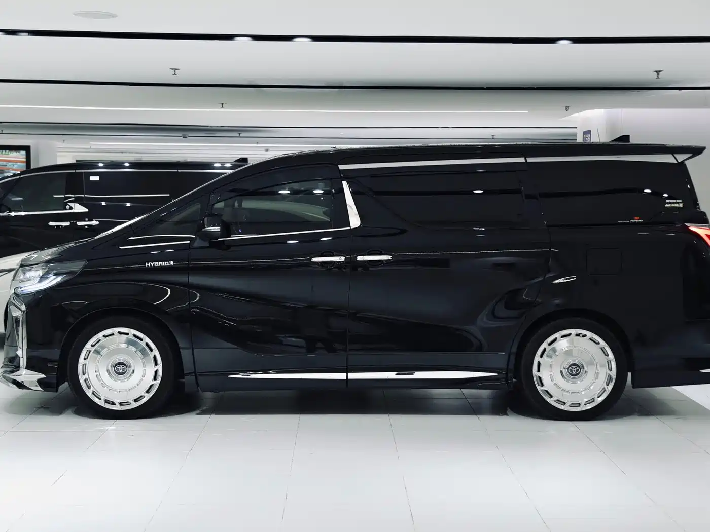 Фото 2 - Toyota Alphard