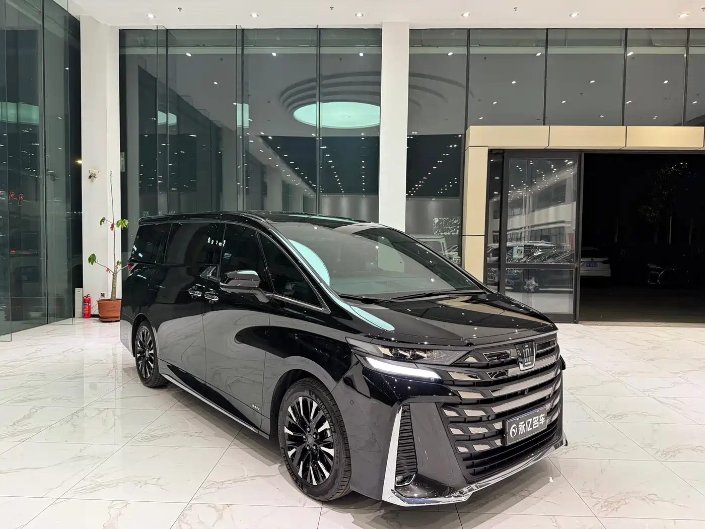 Toyota Vellfire 2024 Crown Hybrid 2.5L Executive Premium Edition фото 2