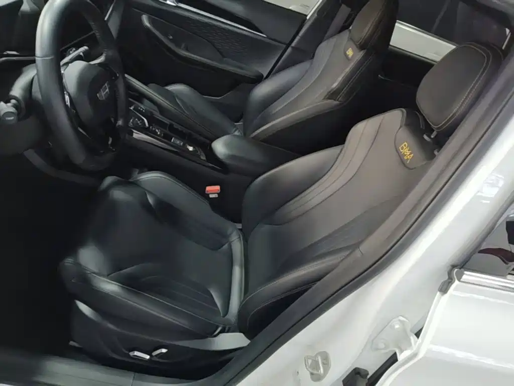 Фото 15 - Geely Coolray