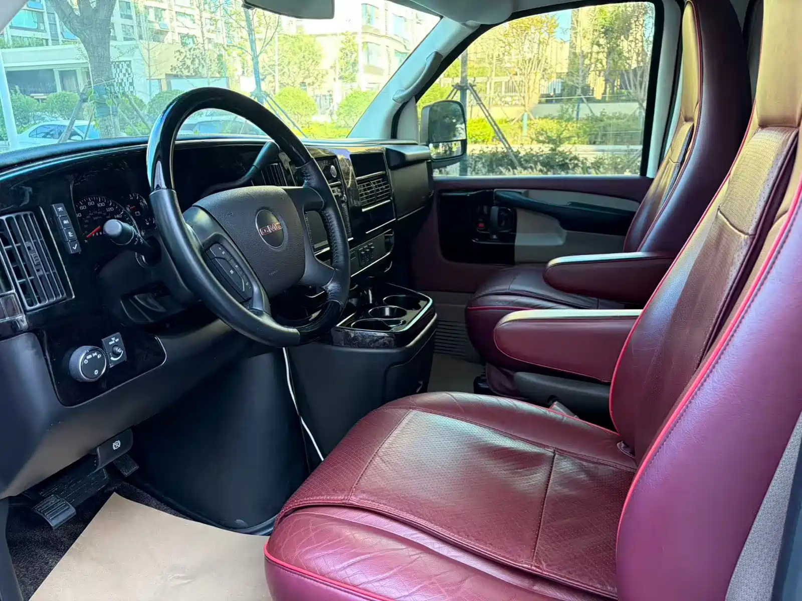 Photo 10 - GMC Savana