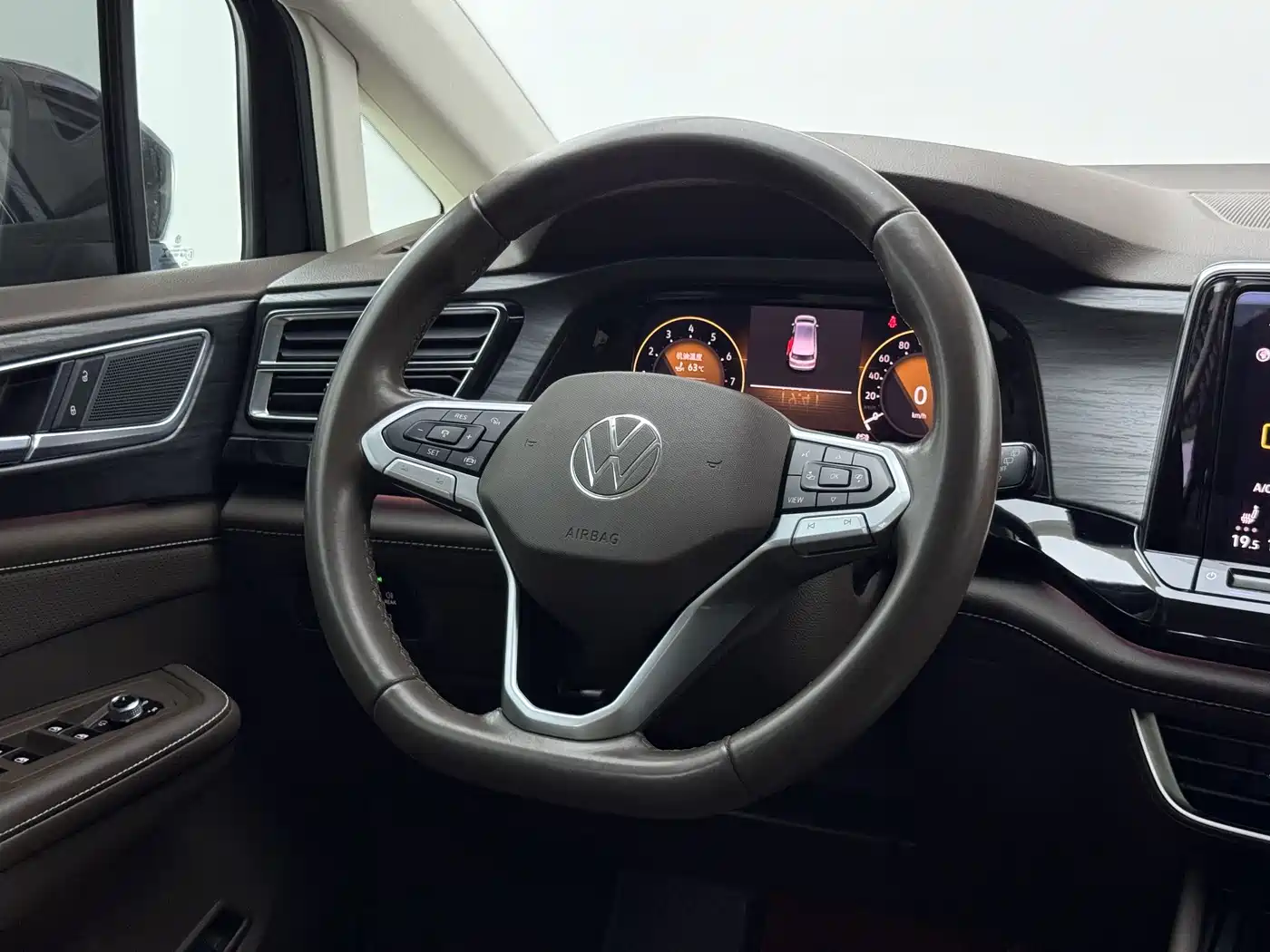 Volkswagen Viloran 2022 380TSI Premium Edition фото 11