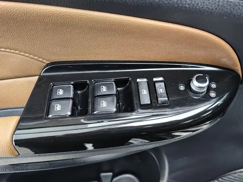 Changan CS95 2017 2017 2.0T FWD Zhitu Edition