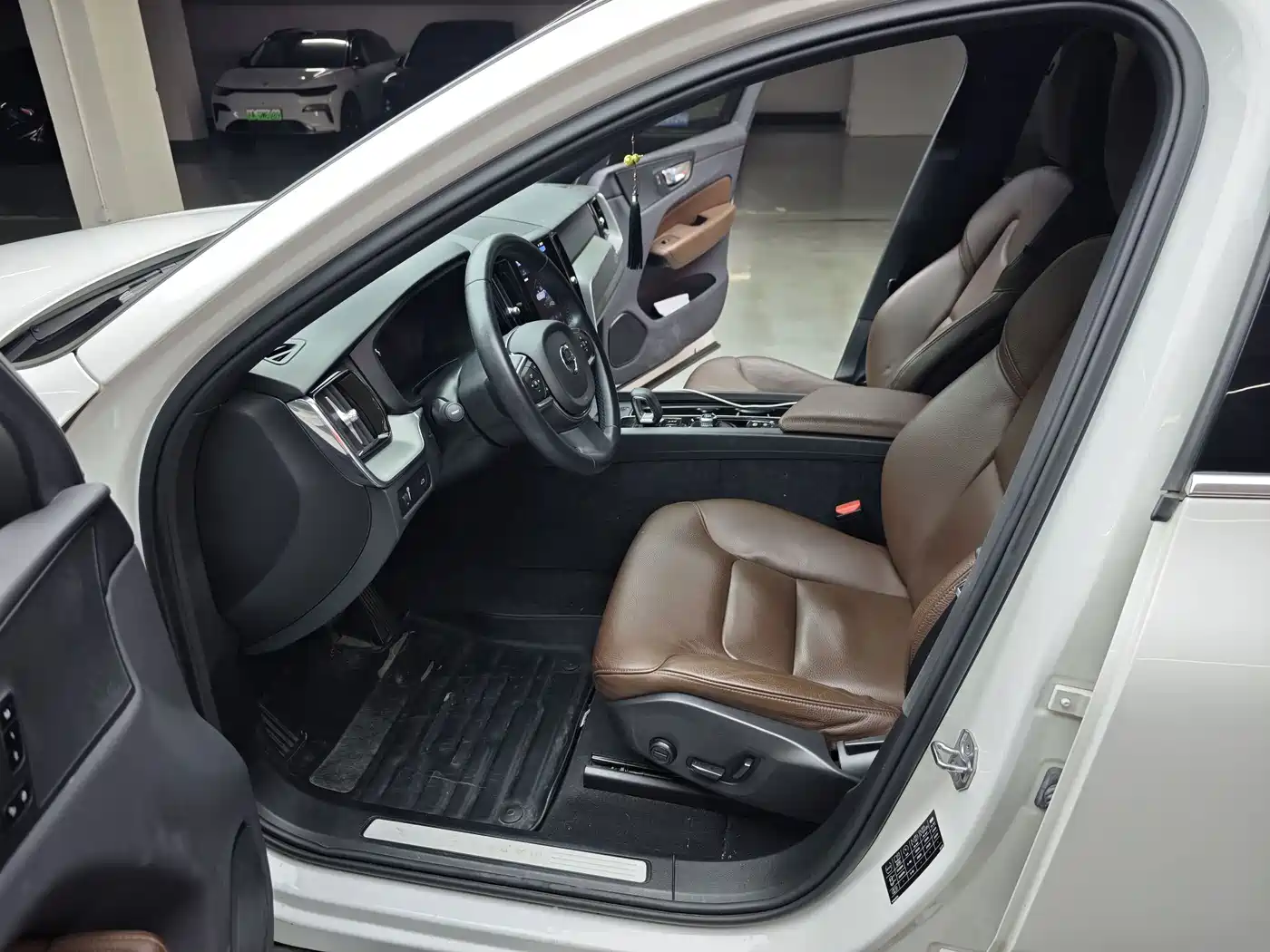 Volvo XC60 2011 2022 B5 AWD R-Design