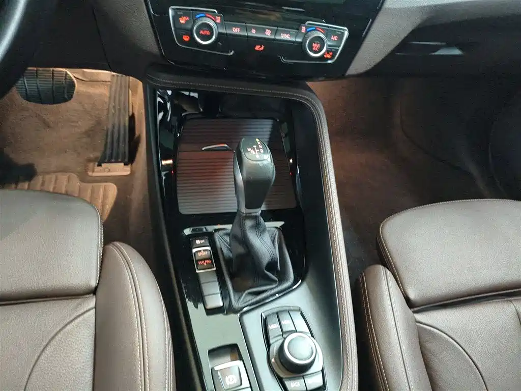 BMW X1 2018 sDrive18Li Premium Model фото 10