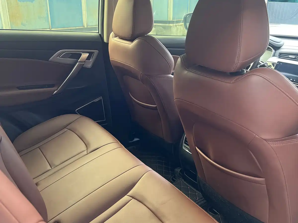 Photo 8 - Geely Atlas