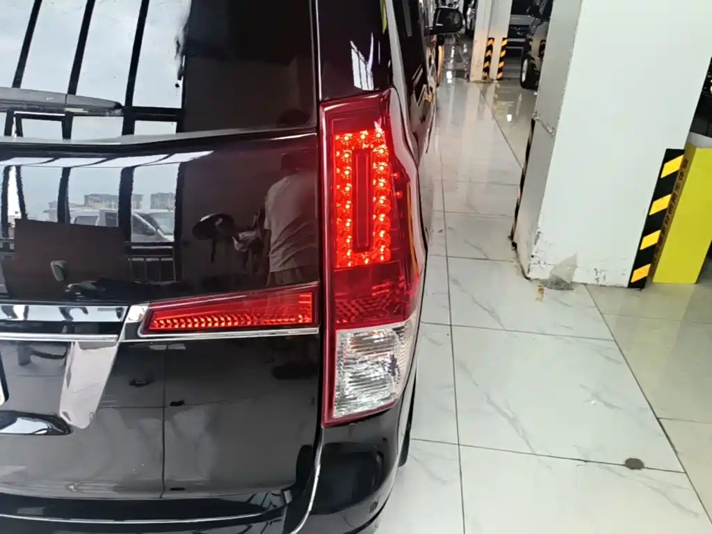 Dongfeng Fengxing Lingzhi PLUS 2021 2021 2.0L Manual Luxury 7-Seater