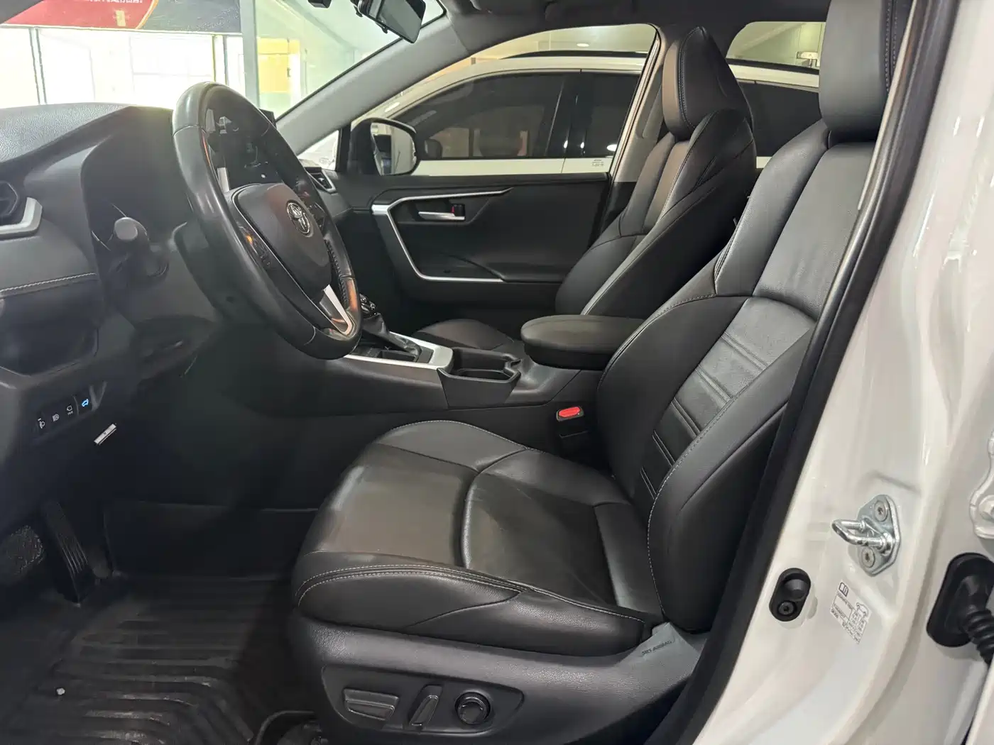 Toyota Wildlander 2022 2.0L CVT FWD Luxury PLUS Edition фото 7