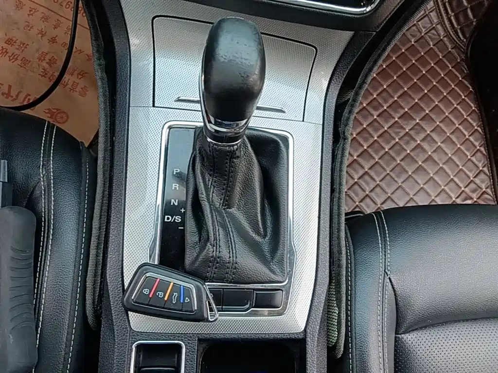 Фото 14 - Roewe RX5