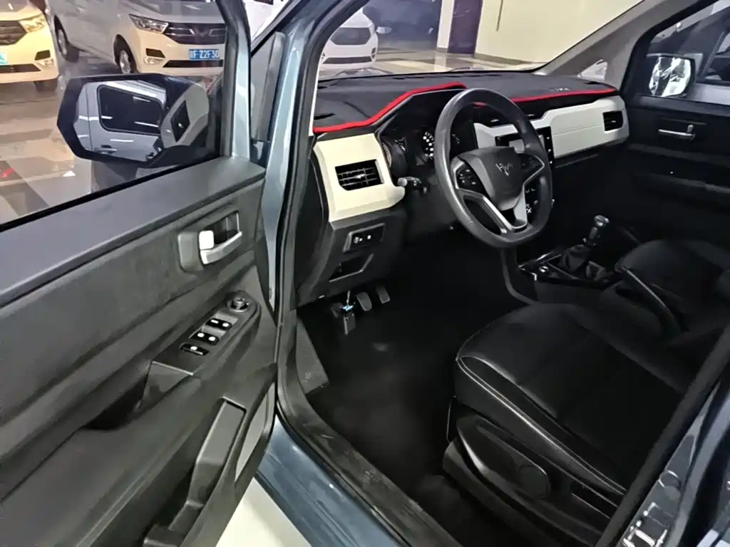 Wuling Motors Wuling Hongguang PLUS 2020 2019 1.5T Manual Luxury 7-seater