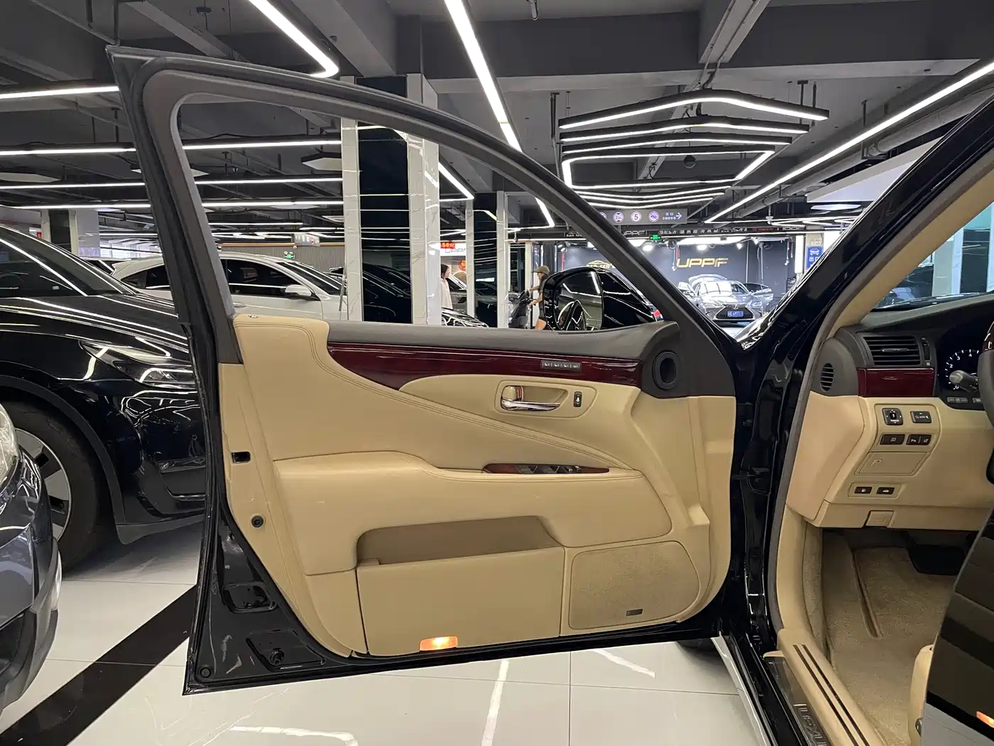 Фото 31 - Lexus LS